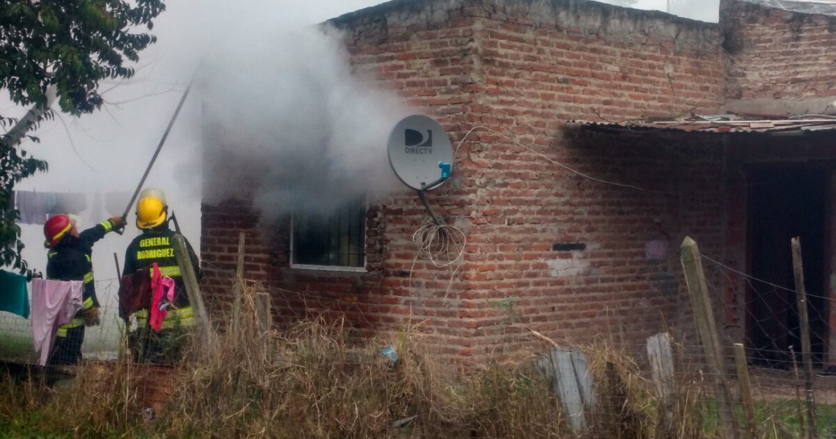 Rápido accionar de los bomberos en incendio parcial de una vivienda