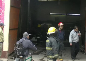 (Los bomberos voluntarios trabajando en el lugar)