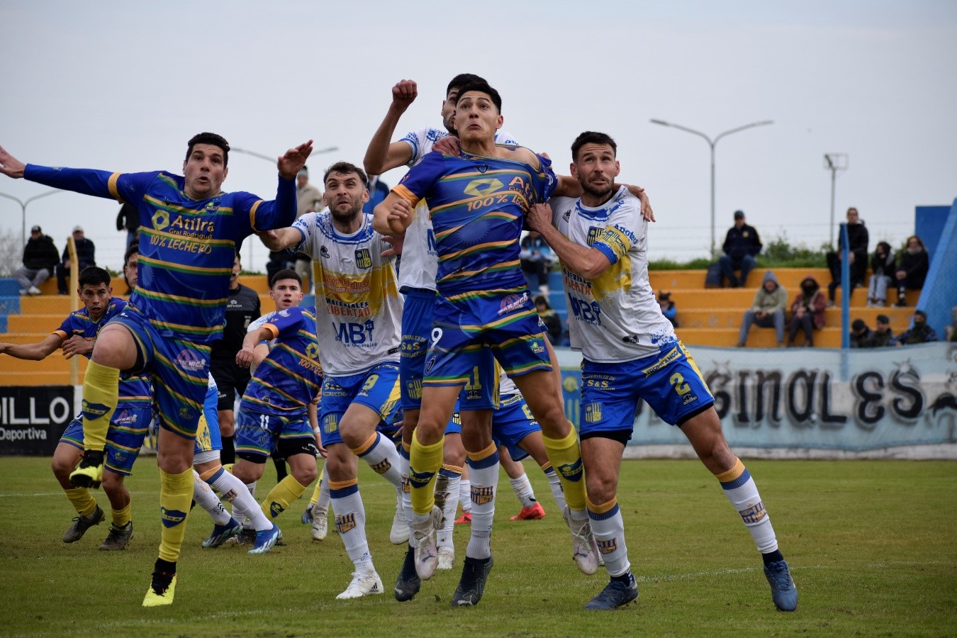  (Estanislao Magallanes sujetado bruscamente de la camiseta. El árbitro, detrás de todo)